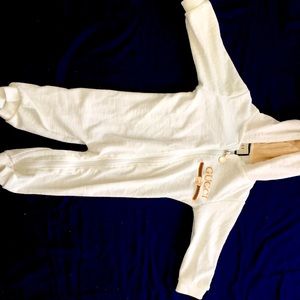 GUCCI ONE PIECE IN GREAT CONDITION , NEVER WORN , WHITE FITS 6-9 MONTH BABIES